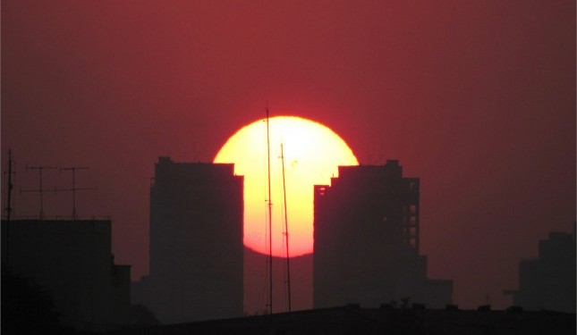 Pôr-do-sol em São Paulo em dia de calor extremo