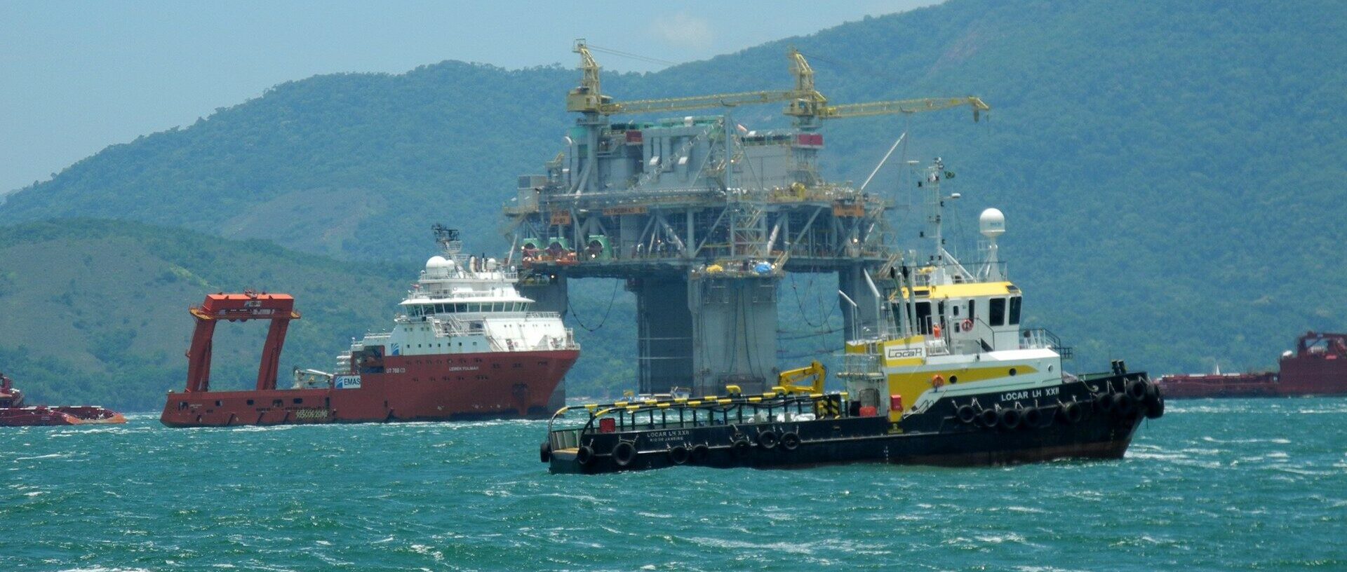 Imagem para mostrar como é uma plataforma para a extração de combustíveis fósseis no mar